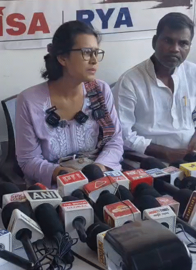 नेहा बोरा ने कहा कि हम सरकार को कल तक का समय दे रहे हैं.