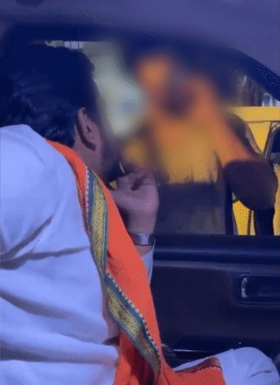 सत्यम पंडित ने पहले छात्रों को रोककर उनका नाम और पता पूछा। फिर गाली-गलौज और मारपीट की।