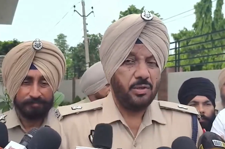 हमले के बारे में जानकारी देते संगरूर के SP देवेंद्र अत्री।