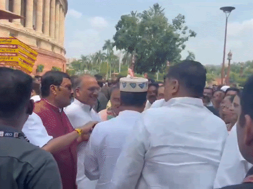 NDA सांसदों ने संसद के बाहर धर्मेंद्र प्रधान को रिसीव किया और उन्हें सम्मानित किया।