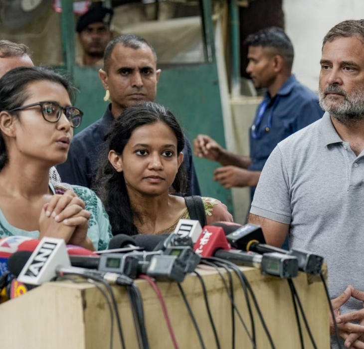 प्रेस कॉन्फ्रेंस के दौरान राहुल गांधी नेहा को आगे लेकर आए थे.