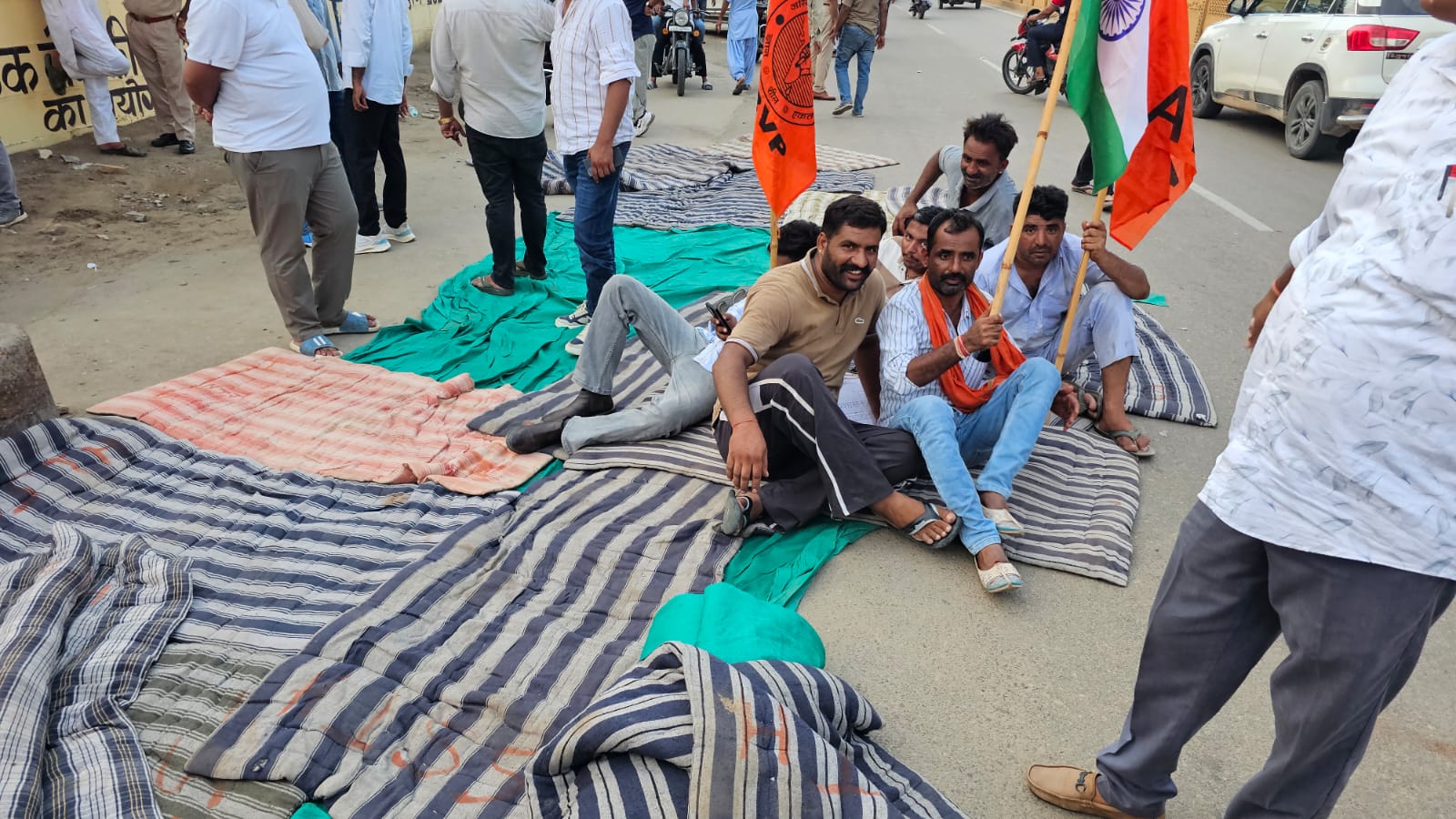 थाने के बाहर धरने पर बैठे ABVP के पदाधिकारी और कार्यकर्ता।