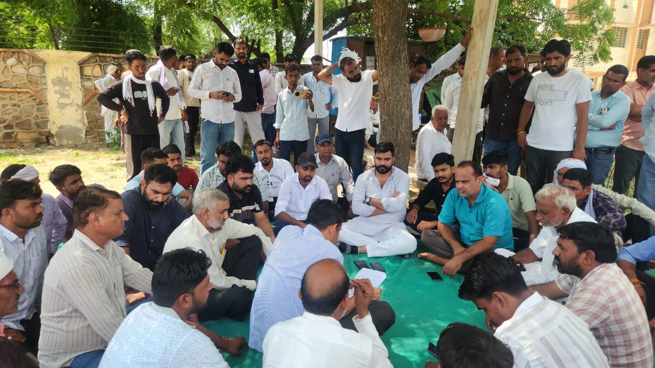 एईएन को प्रदर्शनकारियों ने मांग पत्र सौंपा।