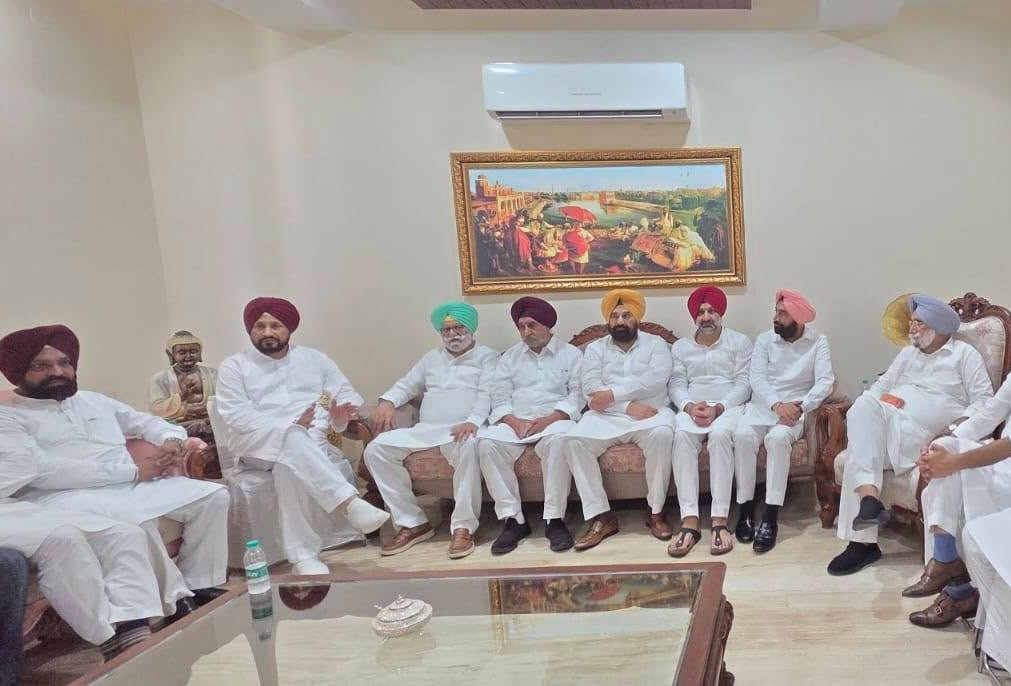 चन्नी-रंधावा गुट से जुड़े नेता रविवार को गुरदासपुर के विधायक वरिंदरमीत सिंह पाहड़ा के घर जुटे।