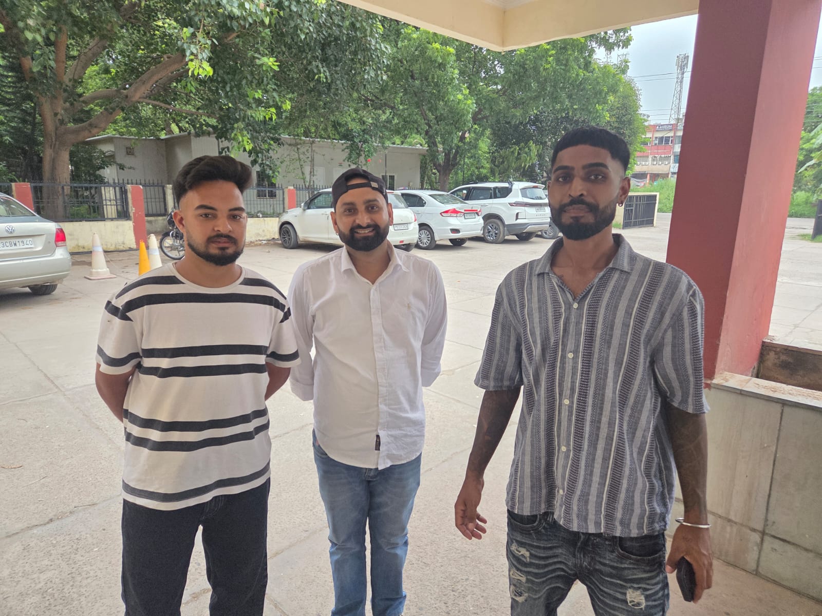 पंचकूला सेक्टर-15 थाने में खड़े कार सवार युवक।