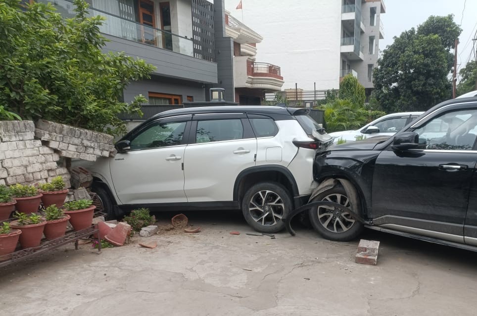 पंचकूला में घर के बाहर खड़ी टोयोटा हाईराइडर को पीछे से टक्कर के बाद मौके पर ब्लैक स्कॉर्पियों।