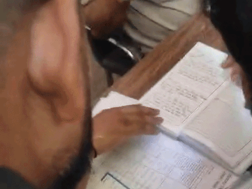 मोनू के कमरे से मिली डायरी को परिवार ने पुलिस के हवाले किया।