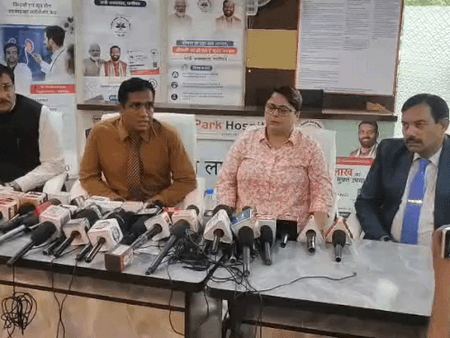 पानीपत में प्रेस कॉन्फ्रेंस कर मामले की जानकारी देते अस्पताल के पदाधिकारी। - Dainik Bhaskar