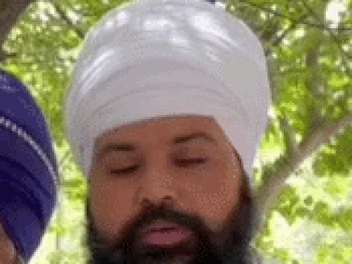निहंग भाई मनप्रीत सिंह खालसा ने वीडियो जारी कर कहा कि अगर अब भी टैटू आर्टिस्ट ने वीडियो नहीं आए, तो वह फिर से रेड करेंगे।