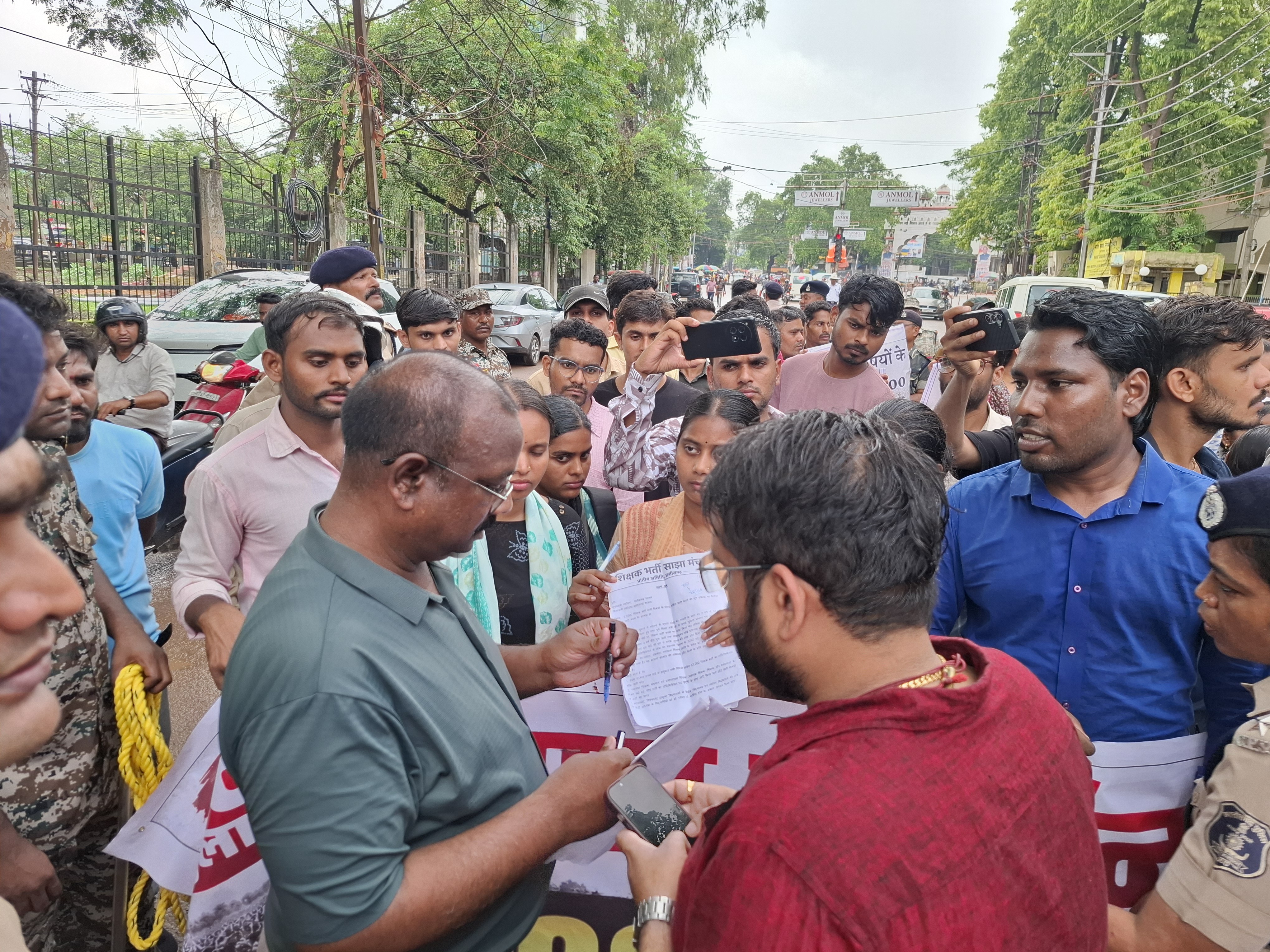 अतिथि शिक्षक आंदोलन के दौरान हुए विवाद को देखते हुए प्रशासन इस बार पूरी तरह सतर्क था।