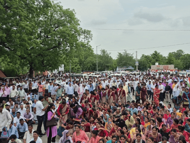पूरा कलेक्ट्रेट परिसर पूरी तरह खचाखच भर गया।