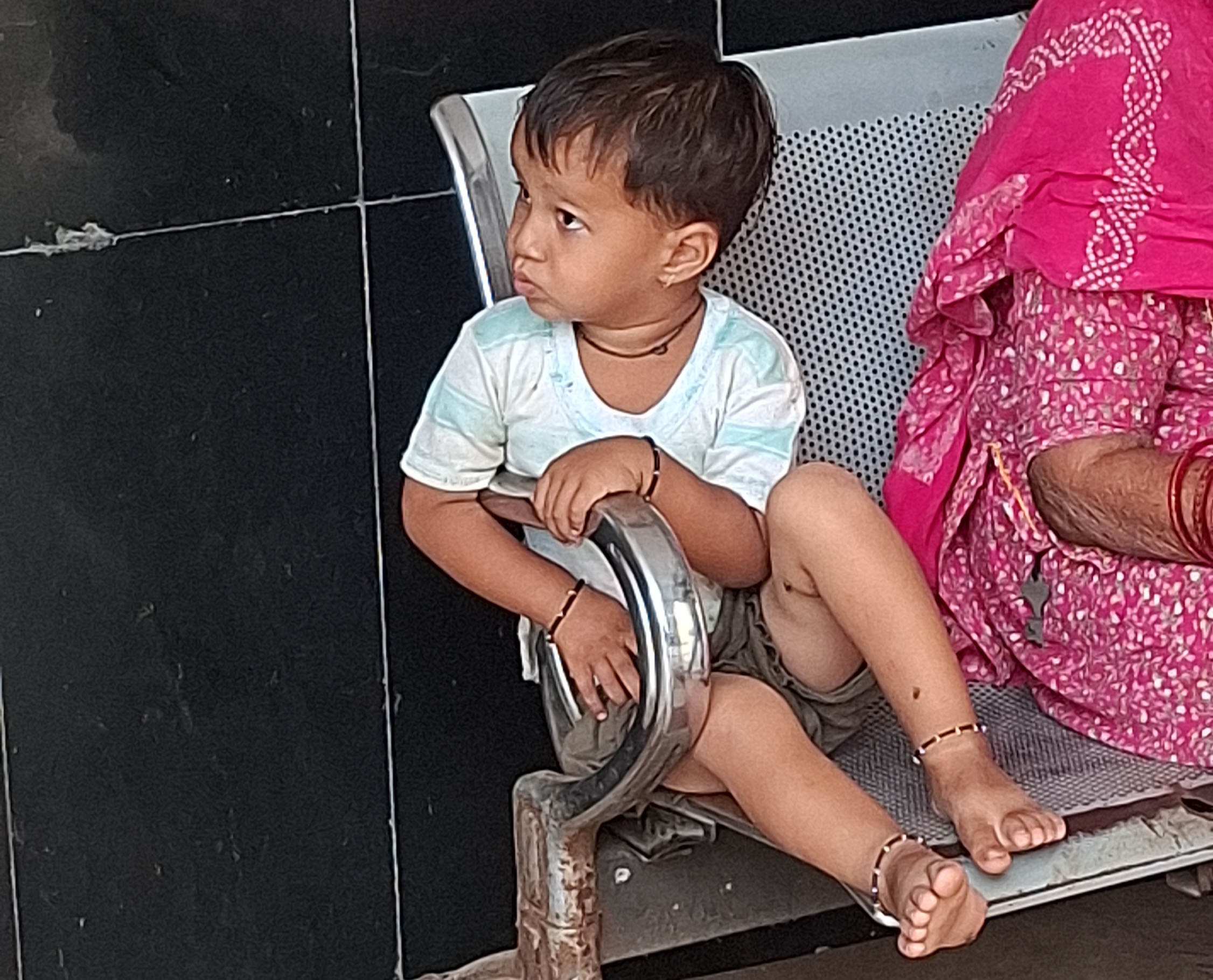 अस्पताल में बैठा महिला का 3 साल का बेटा,जिसे खबर ही नहीं मां के साथ क्या हुआ।