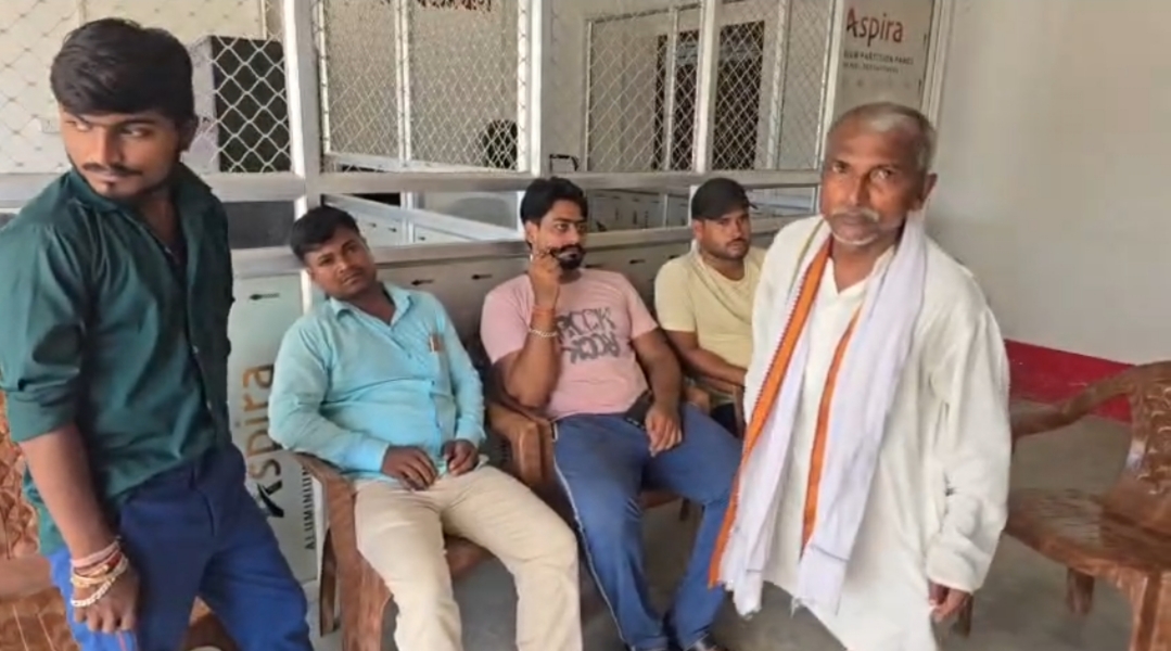 मुखिया अपने पंचायत भवन में समर्थकों के साथ