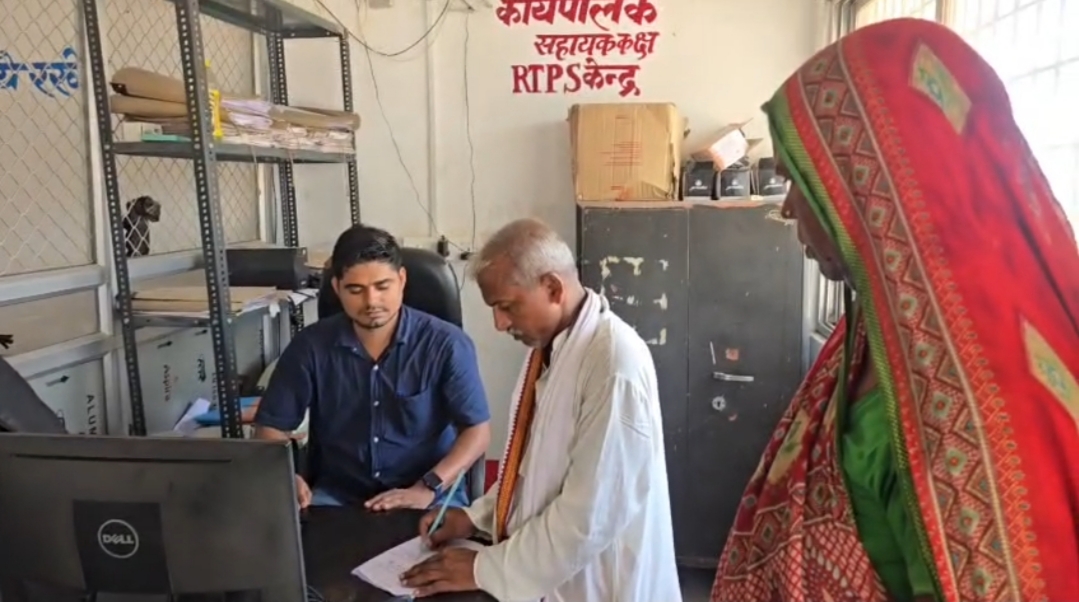 मुखिया पंचायत का सरकारी काम निपटाते हुए