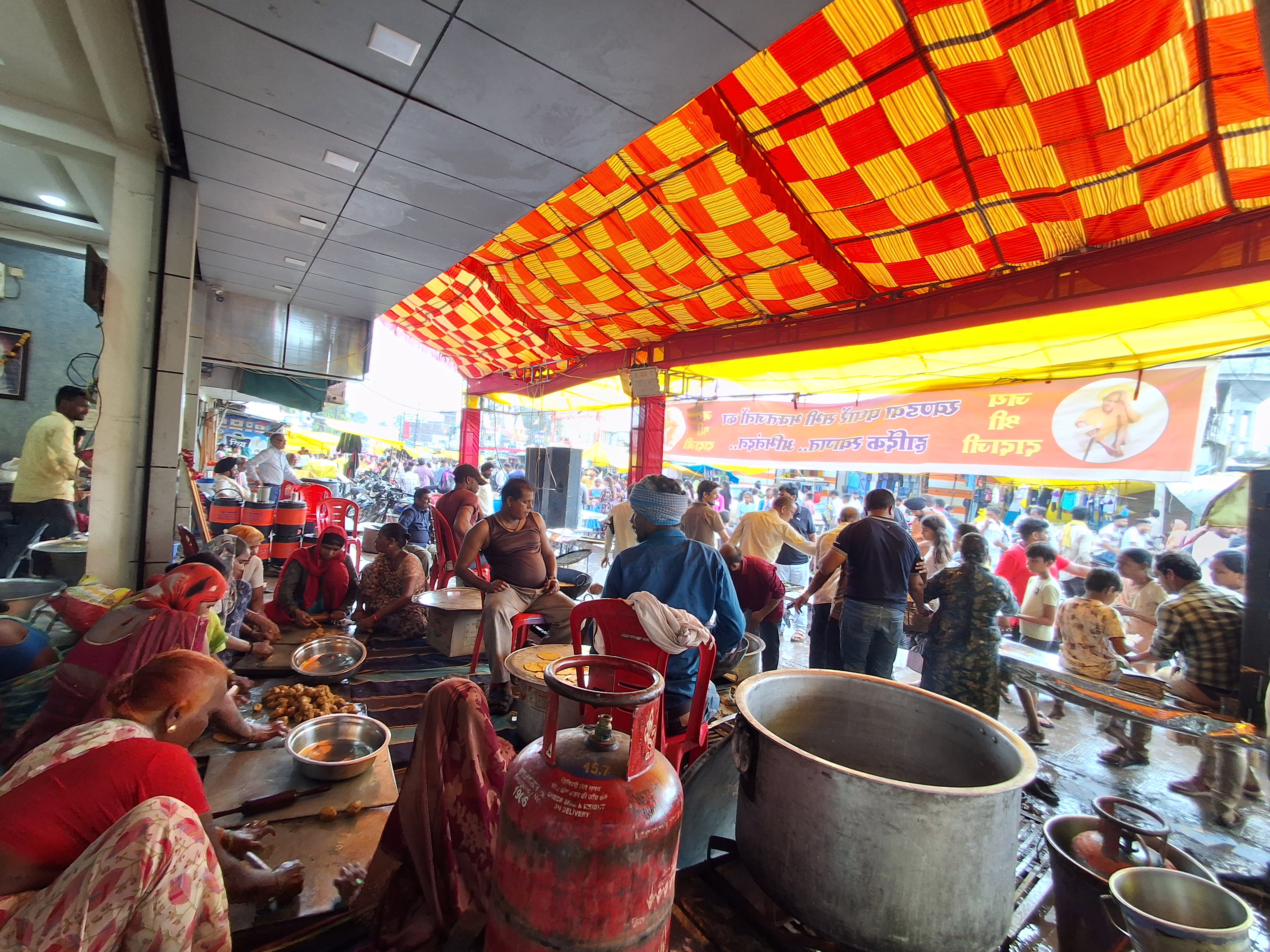 On the first day, from 50 stalls, everything from vegetable-puri, tea-ice cream, and bhajiyas to sandwiches were distributed