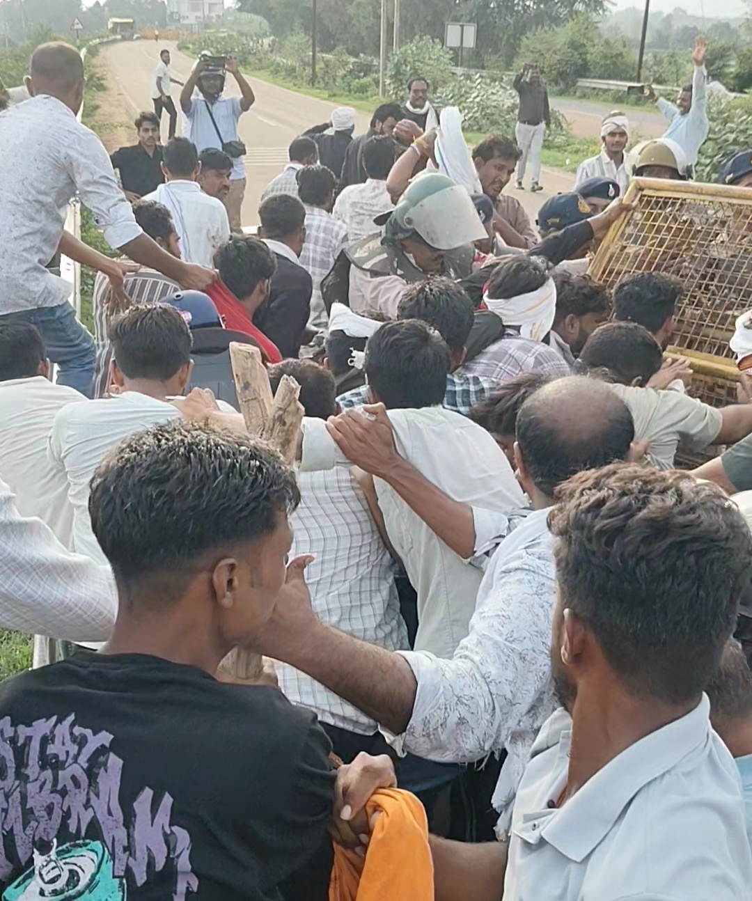 किसानों ने 5 बैरिकेड तोड़ दिए