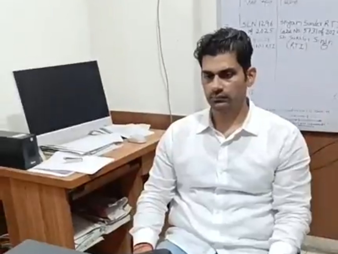 XEN दालचंद शर्मा से बात करने पहुंचे पार्षद दीपक यादव।