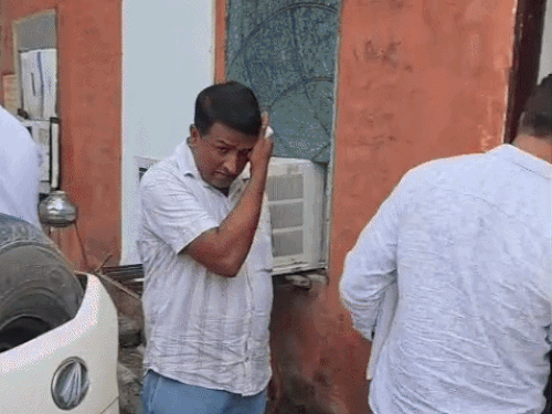 कुंजपुरा थाना में कार्रवाई करती हुई एसीबी टीम।