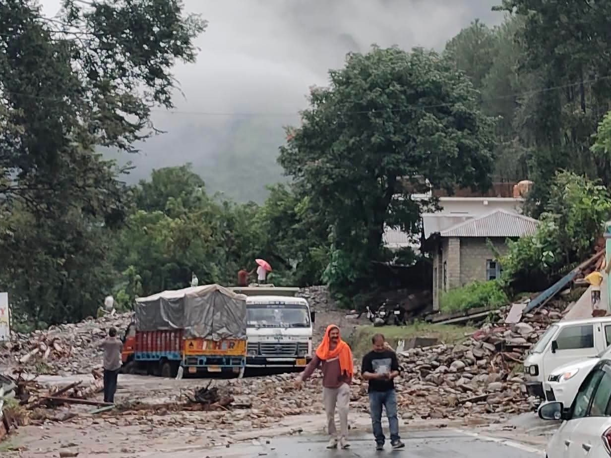 चंबा के सरोह मोहल्ले में सड़क पर आया सैलाब।