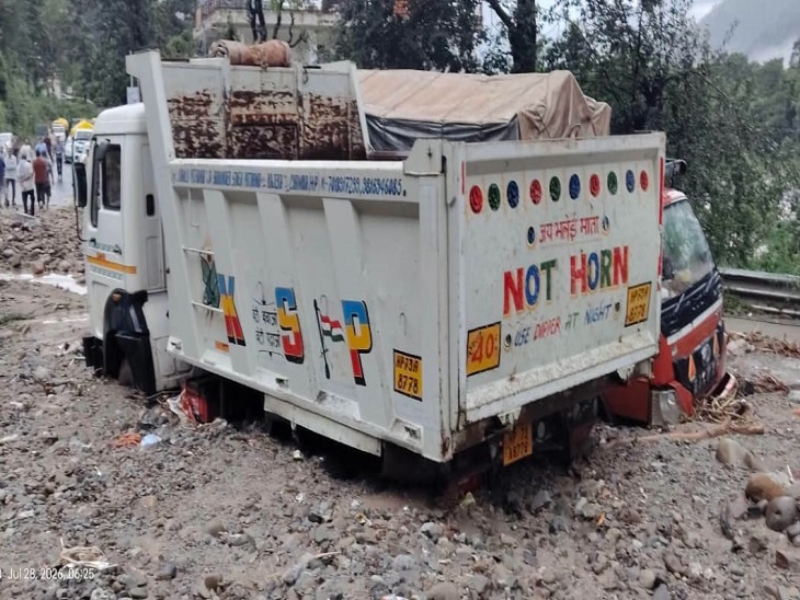 चंबा में सोमवार रात हुई भारी बारिश के बाद कई घरों और सड़कों पर मलबा बहकर आ गया।