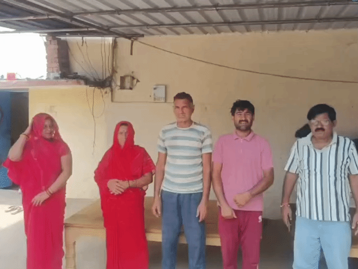 दिल्ली आंदोलन से लौटने के बाद अनिल अपने परिवार के साथ