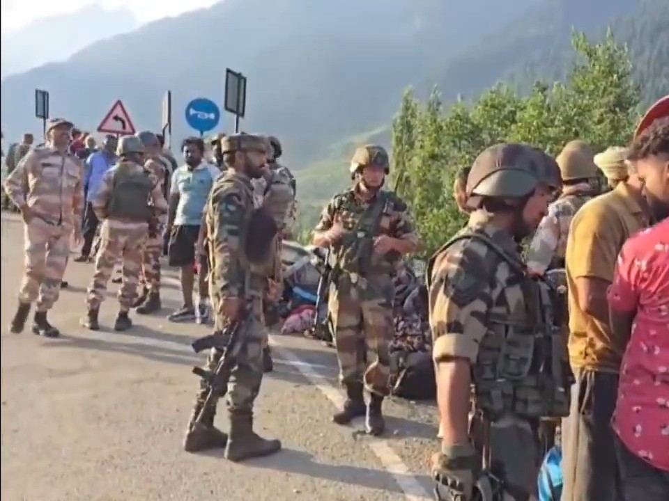 हादसे के बाद राहत और बचाव दल मौके पर पहुंचा.