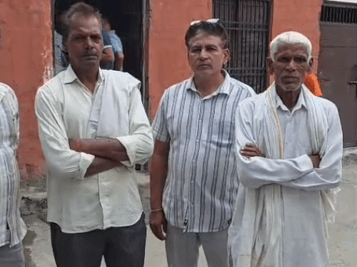 शिकायतकर्ता ऋषिपाल जानकारी देते हुए। (सबके बीच में गले में गमछा डाले हुए)