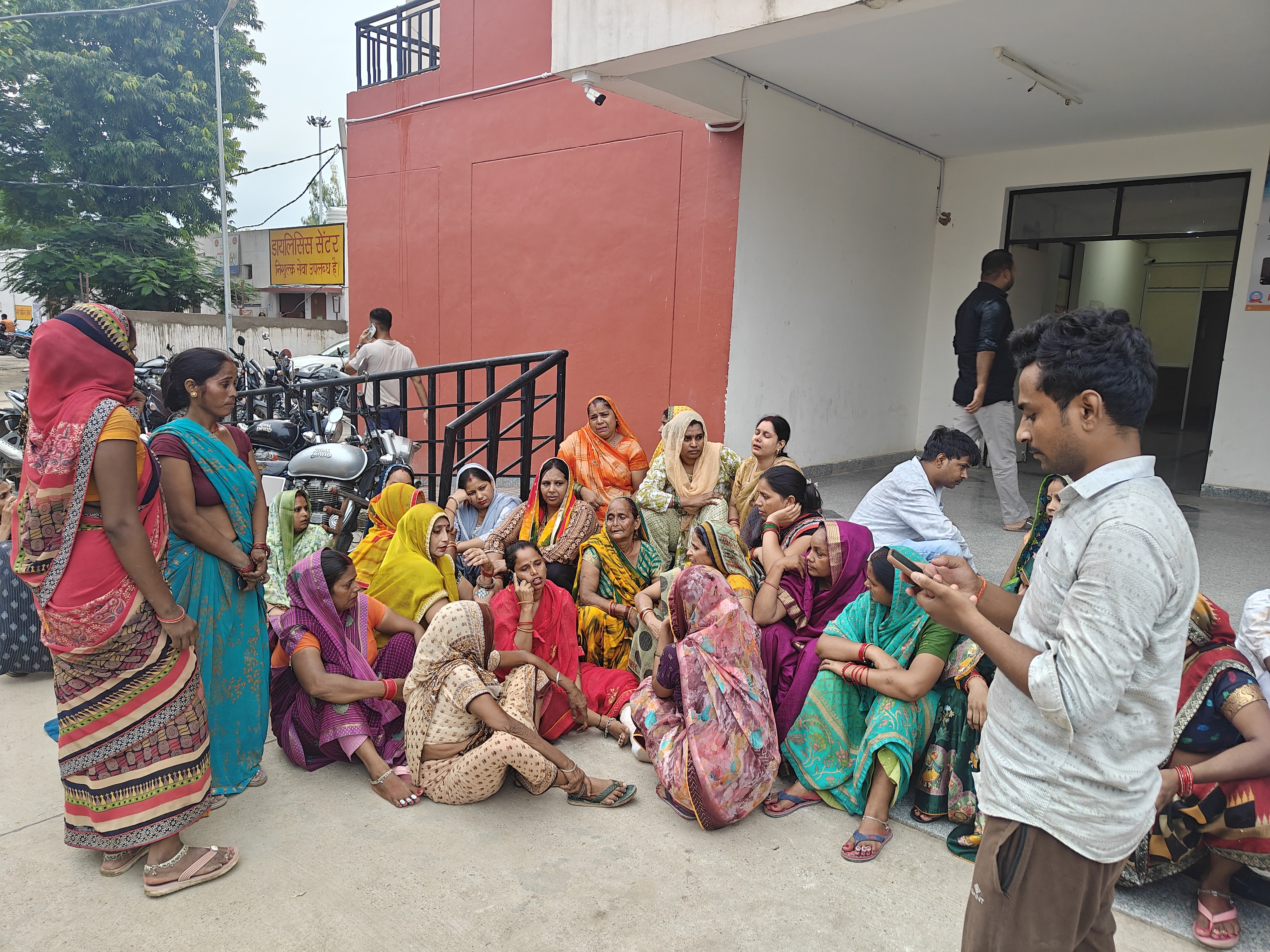 परिवार में दो लोगों की मौत के बाद मातम पसरा है।