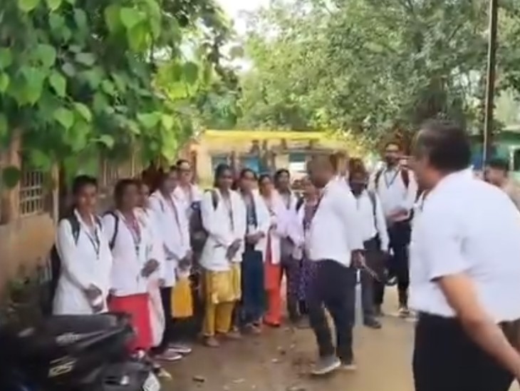 स्टाफ को फटकारते कलेक्टर।