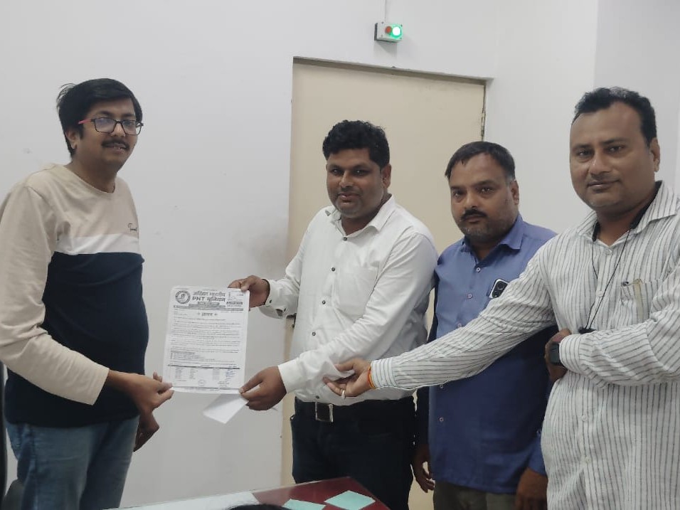 BSNL कार्यालय पर अधिकारियों को ज्ञापन सौंपते कर्मचारी। - Dainik Bhaskar
