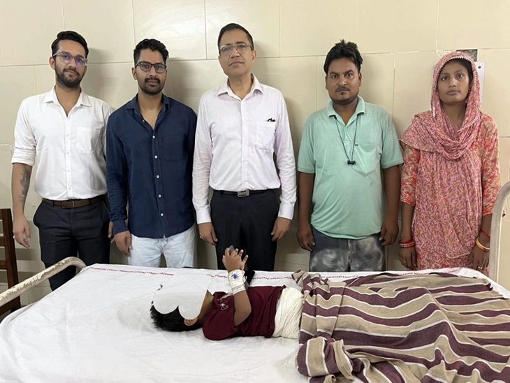रोहतक PGI में परिजनों के साथ, ऑपरेशन करने वाले डॉक्टरों की टीम।