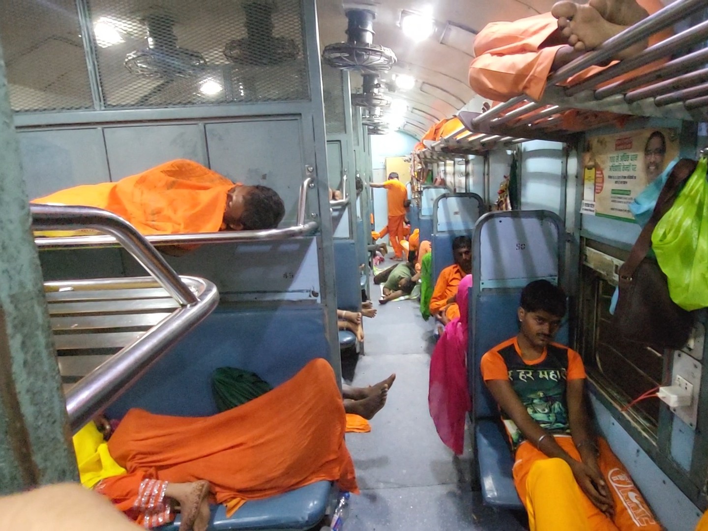 पहले दिन ट्रेन में अपेक्षाकृत कम भीड़ रही, लेकिन आने वाले दिनों में यात्रियों की संख्या बढ़ने की संभावना जताई जा रही है।