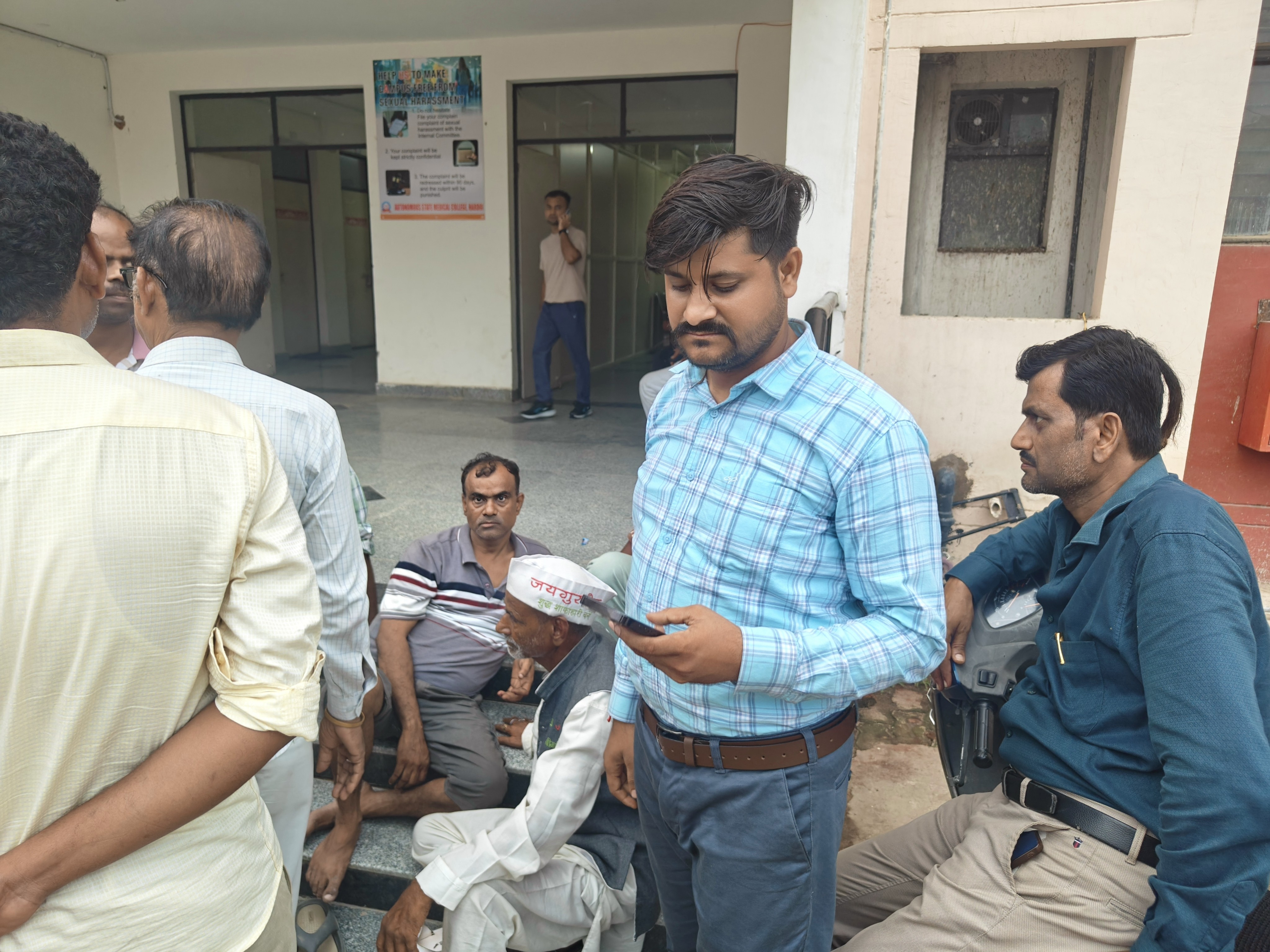 परिवार मामले में कुछ भी बोलने को तैयार नहीं है। बेटे के सुसाइड की वजह अभी सामने नहीं आ पाई है।
