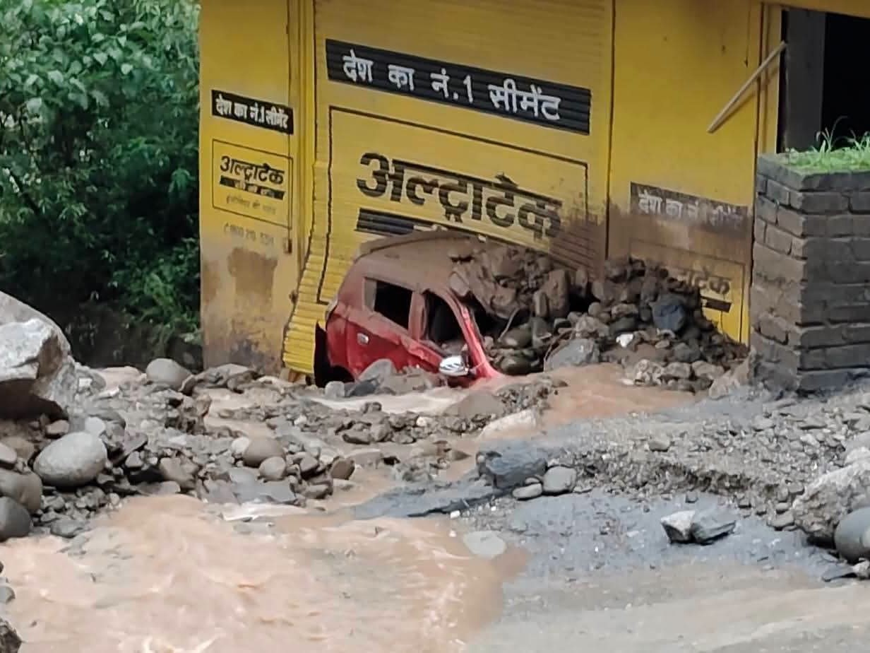 सरोह मोहल्ले में मलबे में दबी गाड़ी।