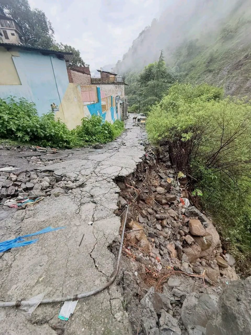 चंबा के पक्काटाला–बालू मार्ग पर डंगा गिरा, स्कूल पर मंडरा रहा खतरा। रात में हुई तेज बारिश के बाद सड़क धंसी।