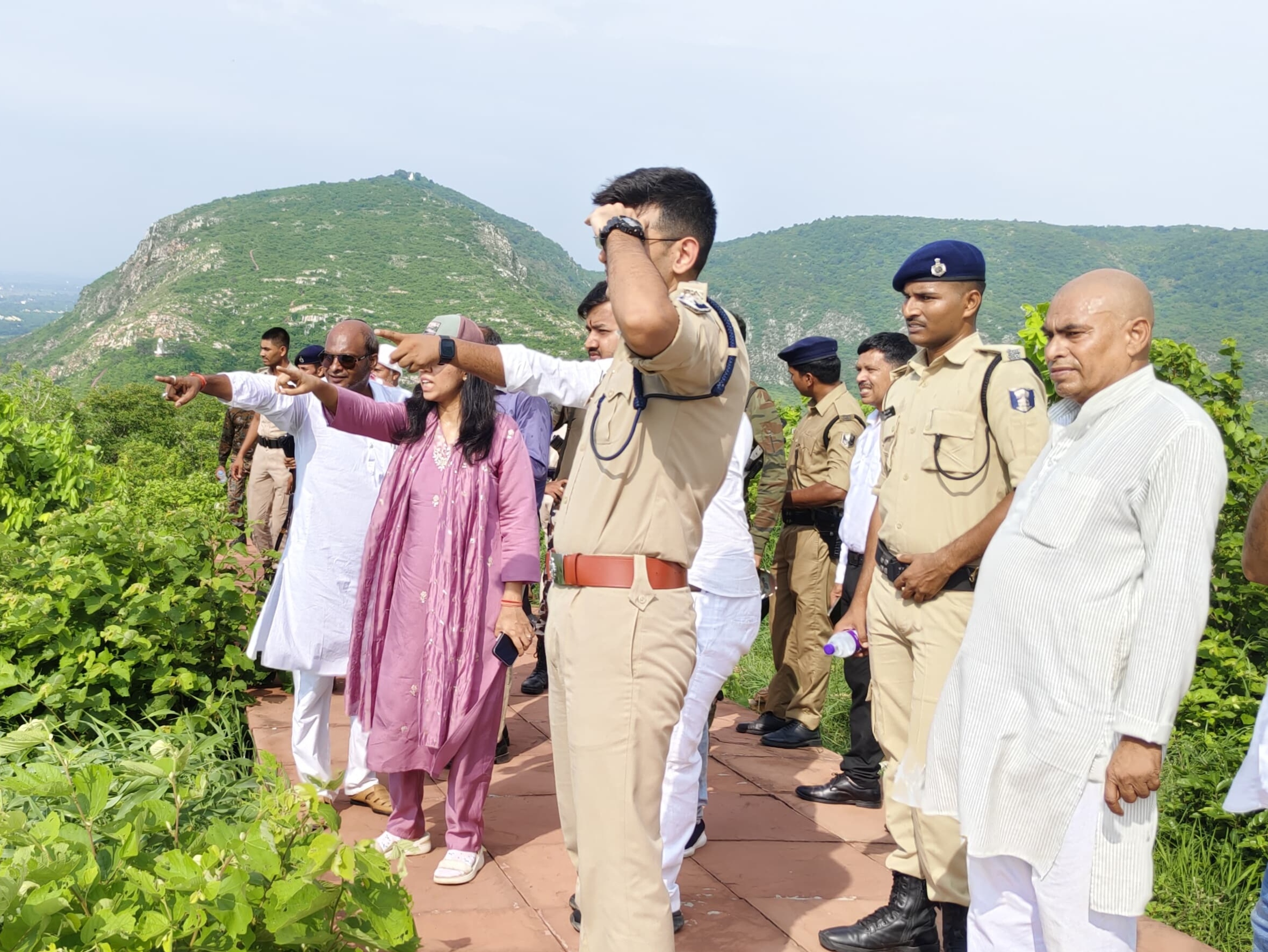 कुंड क्षेत्र का निरीक्षण करते डीएम एसपी