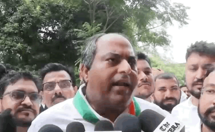 जानकारी देते हुए प्रधान
