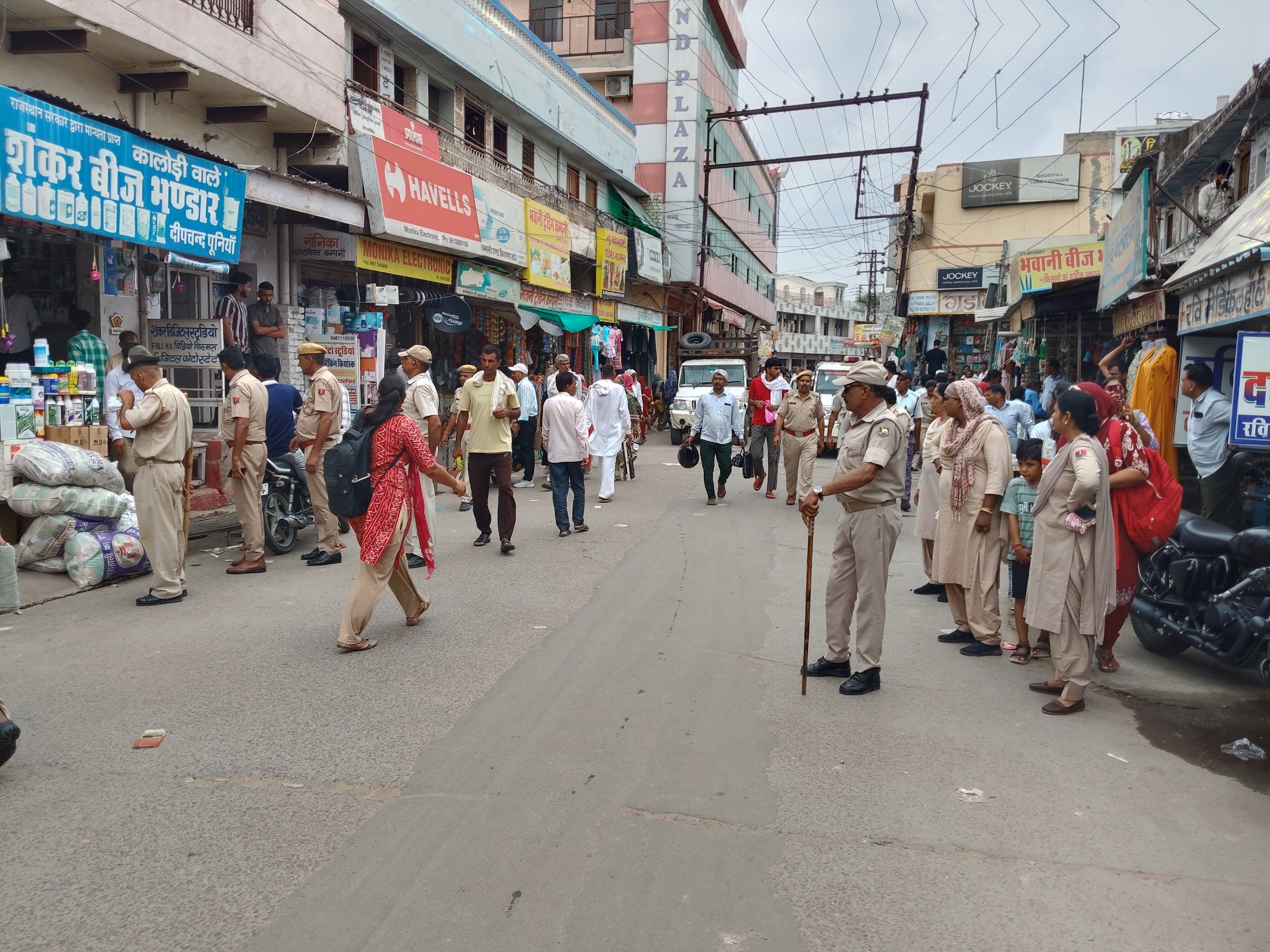 पुलिस ने दुकानदारों से सामान बाहर नहीं रखने की अपील की। जिसके बाद दुकानदारों ने सामान को दुकानों में रख लिया।