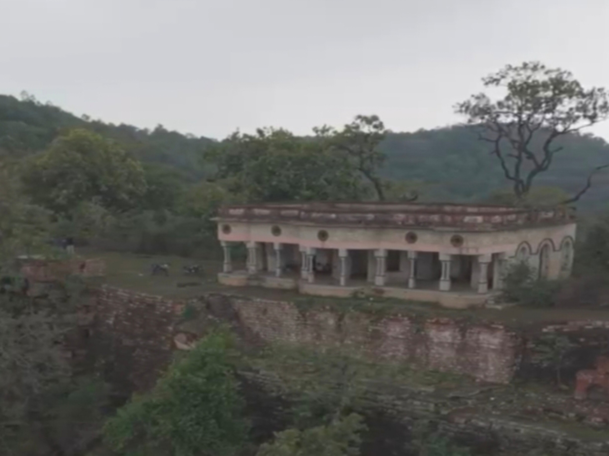 राजाओं की यह कोठी वर्षों से रखरखाव के अभाव में जर्जर हो चुकी है।
