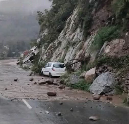 चंबा में बारिश के चलते पहाड़ी से पत्थर गिरने से कई वाहन क्षतिग्रस्त।