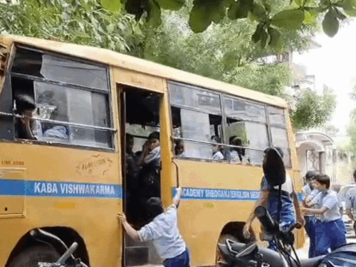 शिवगंज शहर में एक स्कूल की मिनी बस खराब होने के बाद बच्चों को उसे धक्का लगाते देखा गया। - Dainik Bhaskar
