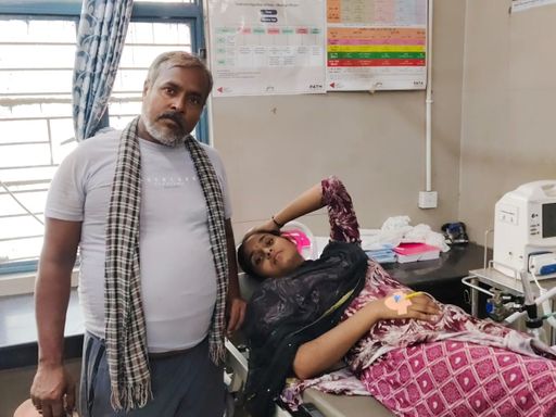 परिवार का कहना है कि बेटी को एक हफ्ते में 2 बार सांप डस चुका है। तस्वीर में खुशी के साथ उसके पिता विनोद हैं।