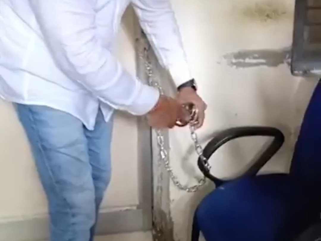 XEN कार्यालय में ताला लगाते हुए पार्षद दीपक यादव।