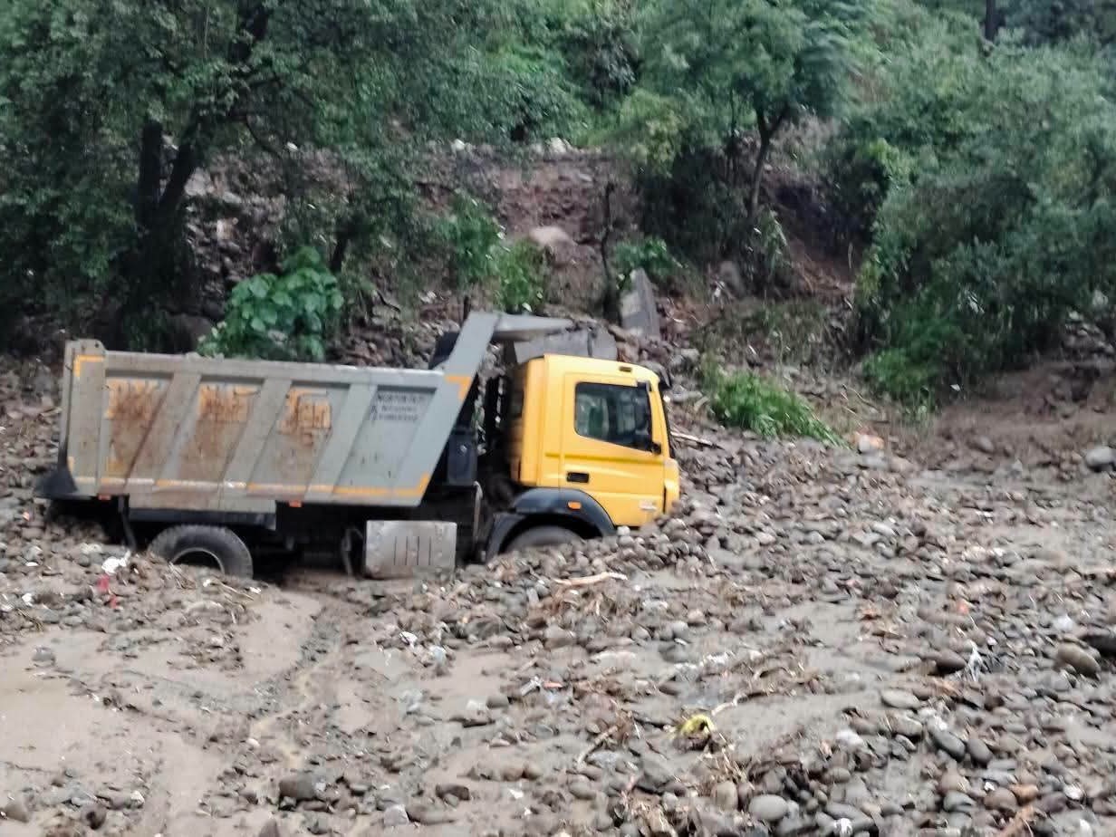 चंबा के सरोह में मलबे में दबा टिप्पर।