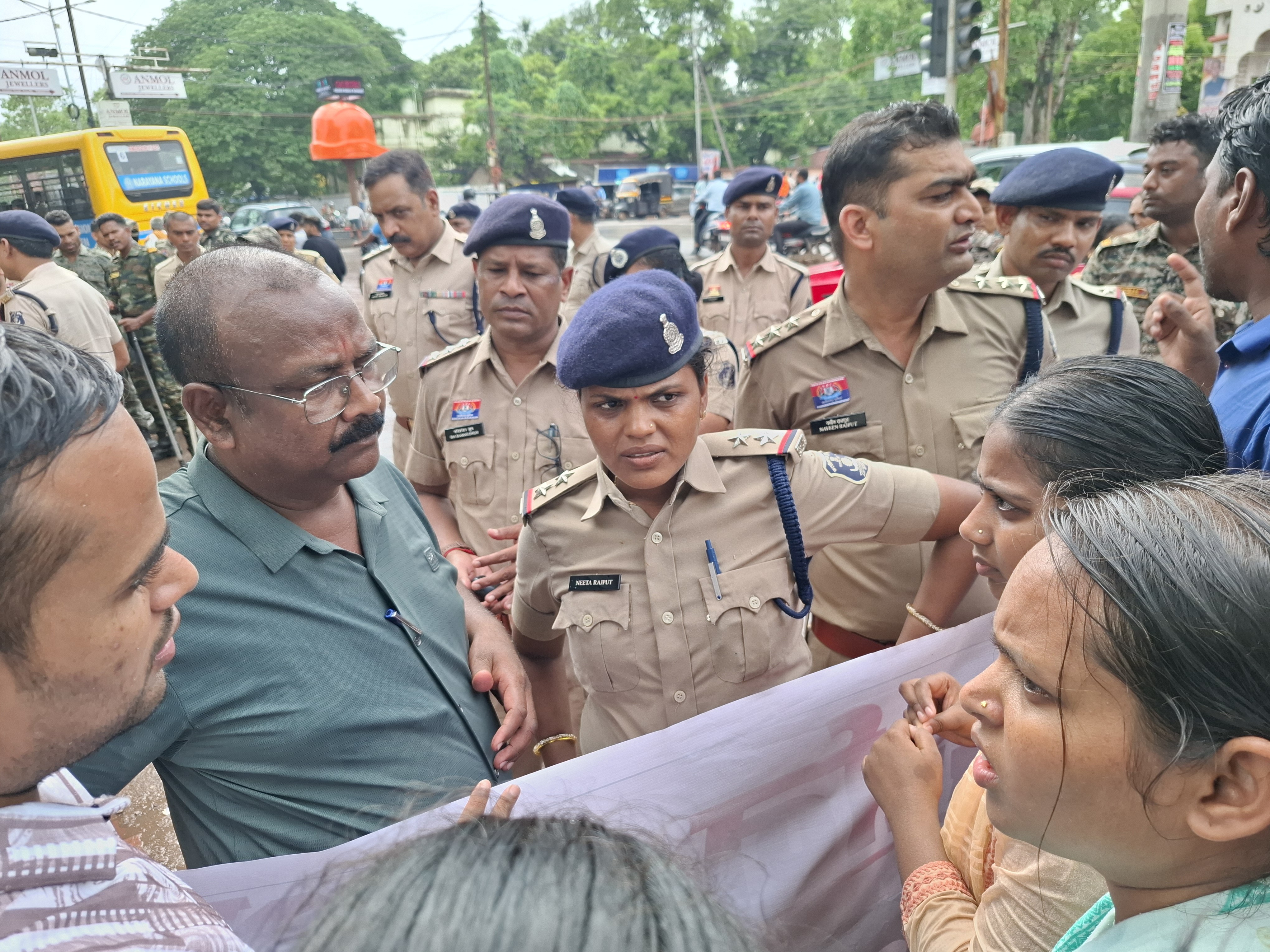 हिंदी भवन से लेकर शिक्षा मंत्री के कार्यालय तक विभिन्न चौक-चौराहों पर भारी पुलिस बल तैनात किया गया था।