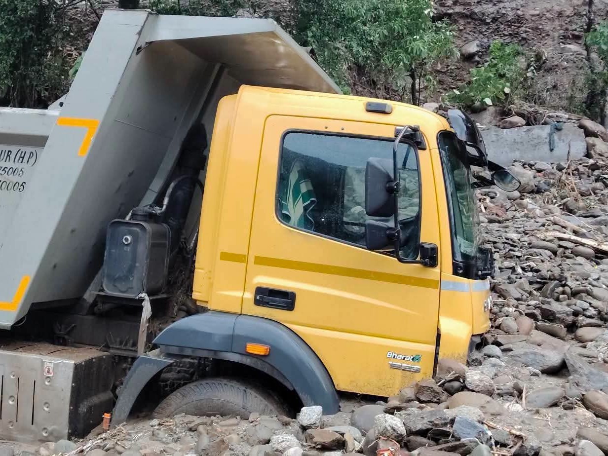 चंबा के सरोह में मलबे में दबा टिप्पर।