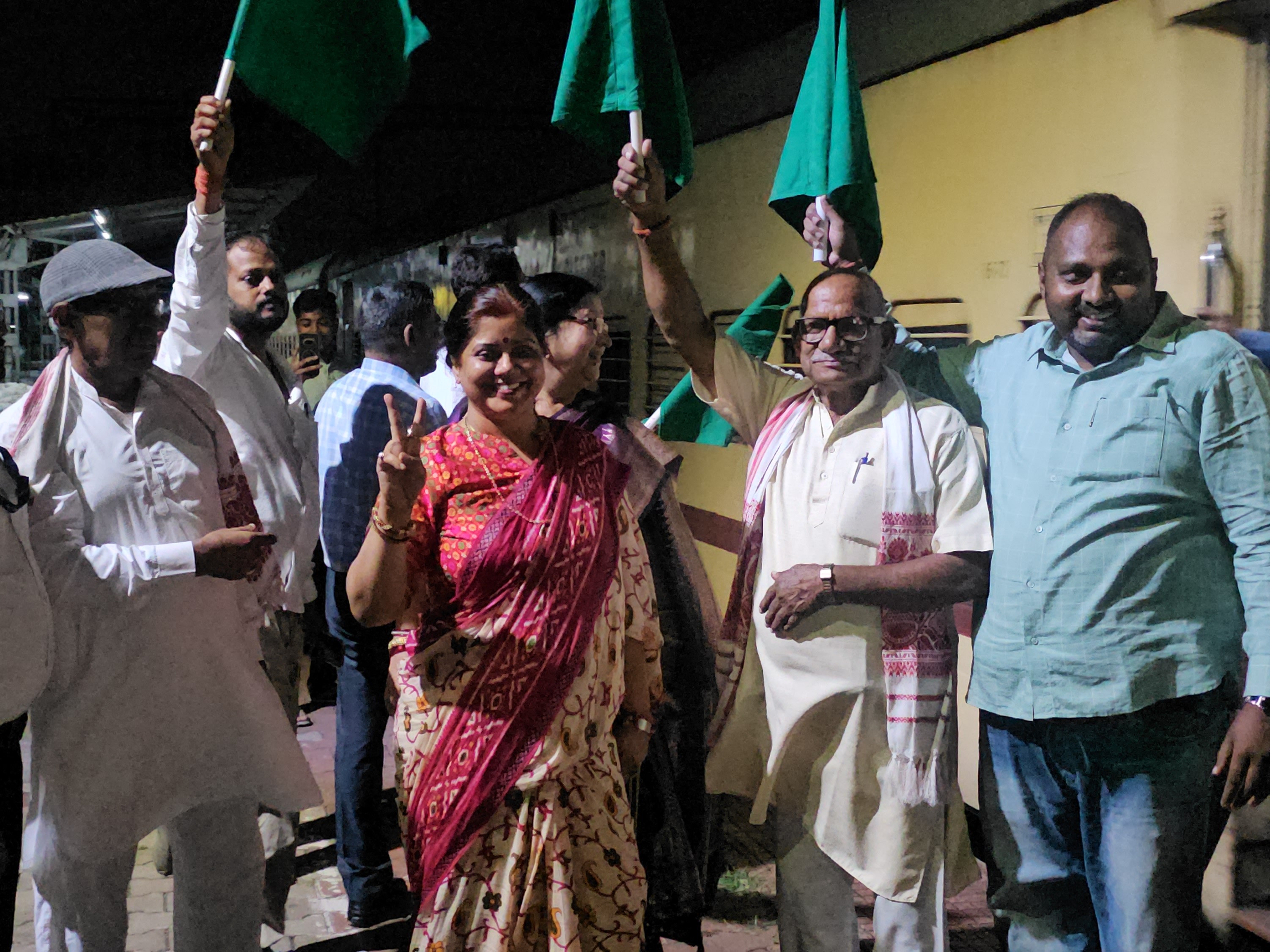 यह ट्रेन पहली बार हजारीबाग टाउन स्टेशन पहुंची तो स्थानीय लोगों और शिवभक्तों ने इसका गर्मजोशी से स्वागत किया।
