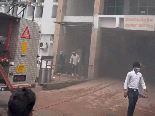 आग लगते ही अस्पताल परिसर में अफरा-तफरी मच गई।