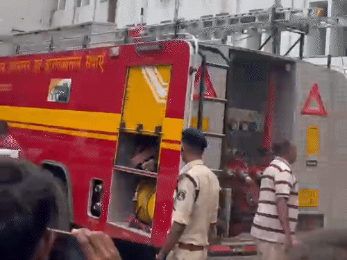 सूचना मिलते ही फायर ब्रिगेड की गाड़ियां मौके पर पहुंचीं।
