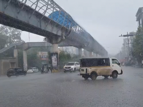 रायपुर में मंगलवार दोपहर के वक्त तेज बारिश हुई।